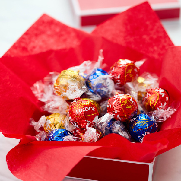 Kẹo Socola Lindt Lindor Truffles Chocolate – Hộp 21.2 Oz